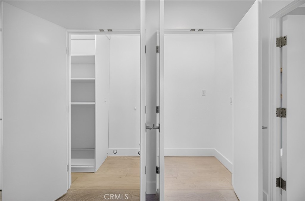 https://media.crmls.org/medias/f587a00f-837a-4ec8-806d-ee660ff1d968.jpg?preset=X-Large