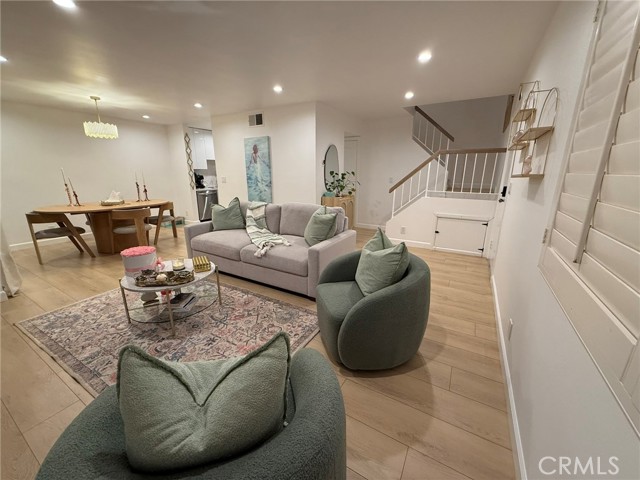 Detail Gallery Image 20 of 27 For 22139 Burbank, Woodland Hills,  CA 91367 - 2 Beds | 2 Baths