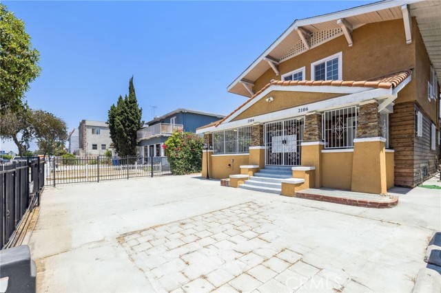 2104 Crenshaw Boulevard, Los Angeles CA: https://media.crmls.org/medias/f58d194c-7b68-48a5-a3ca-c27641cb9246.jpg