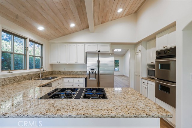 Detail Gallery Image 4 of 22 For 1 Malaga, Manhattan Beach,  CA 90266 - 2 Beds | 2 Baths