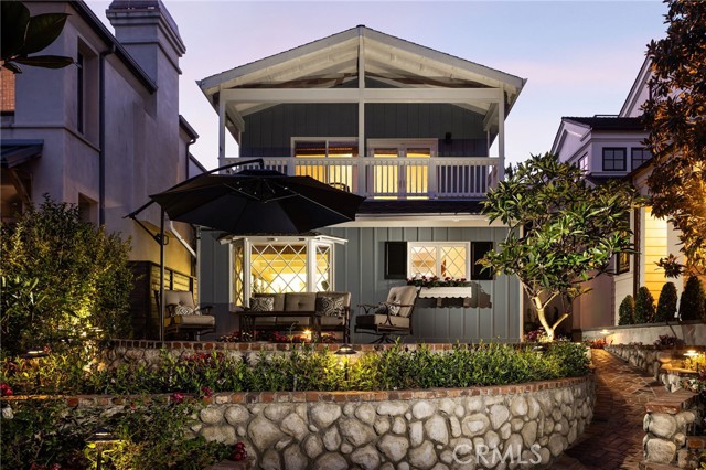 305 Poinsettia Avenue, Corona del Mar CA: https://media.crmls.org/medias/f5919030-f224-4f87-b184-9cee9c02a139.jpg