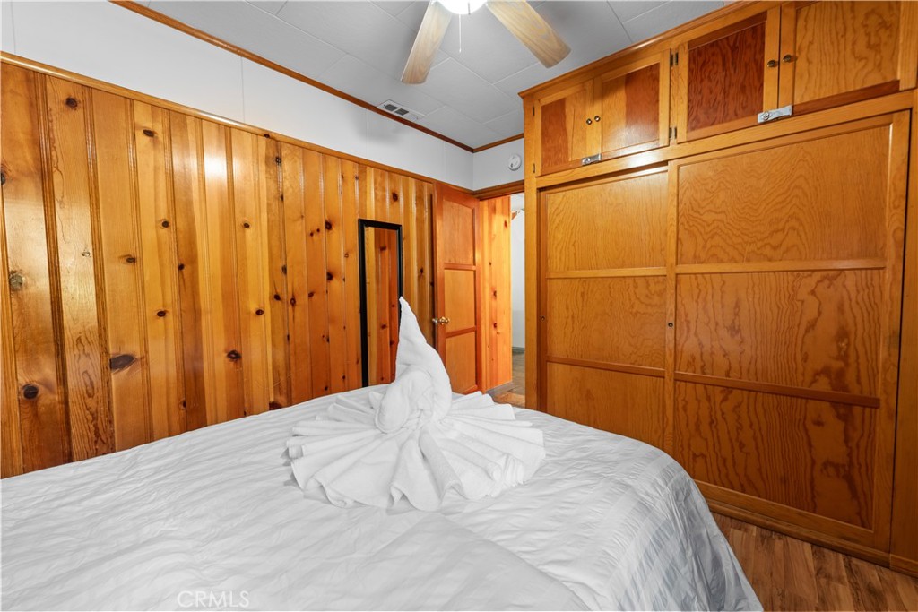 https://media.crmls.org/medias/f593cddf-bedd-46ee-9736-5c99feb914bc.jpg?preset=X-Large