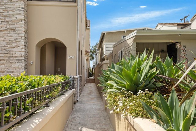 Detail Gallery Image 2 of 16 For 505 1/2 Marigold Ave, Corona Del Mar,  CA 92625 - 2 Beds | 2/1 Baths