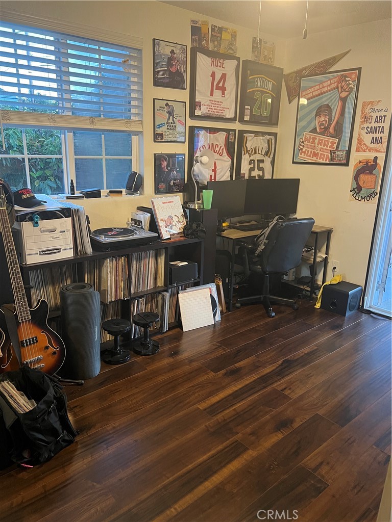 https://media.crmls.org/medias/f5976947-c3e3-4b97-9247-d10f24cbcb6b.jpg?preset=X-Large