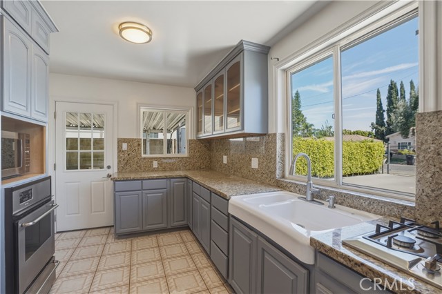 Detail Gallery Image 2 of 37 For 6527 Buffalo, Van Nuys,  CA 91401 - 3 Beds | 2 Baths