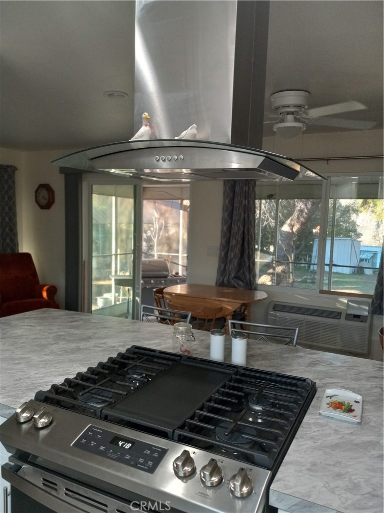 https://media.crmls.org/medias/f59c8cc4-febf-4a0d-b9f8-d29f48026109.jpg?preset=X-Large