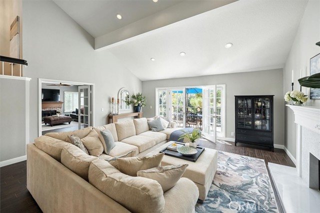 Detail Gallery Image 9 of 59 For 23456 Thornewood Dr, Newhall,  CA 91321 - 6 Beds | 4 Baths