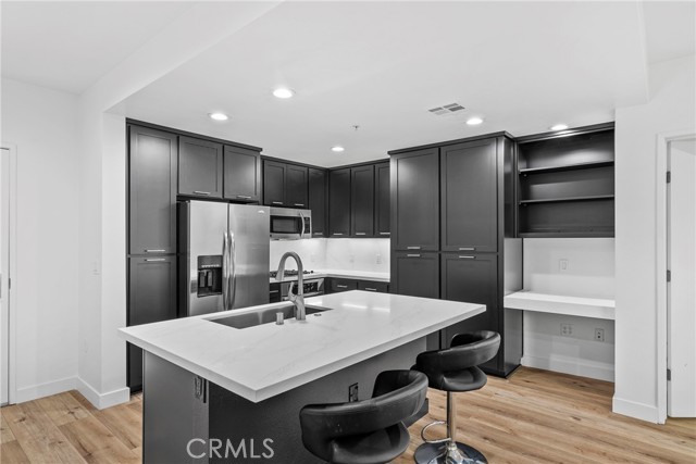 Detail Gallery Image 2 of 34 For 21301 Erwin #206,  Woodland Hills,  CA 91367 - 2 Beds | 2 Baths