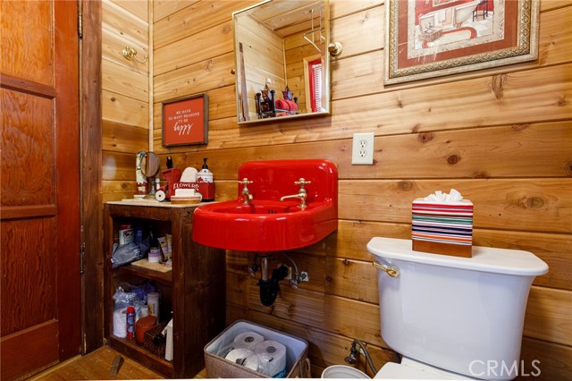 Detail Gallery Image 9 of 31 For 529 West Victoria Ct, Lake Arrowhead,  CA 92352 - 2 Beds | 1 Baths