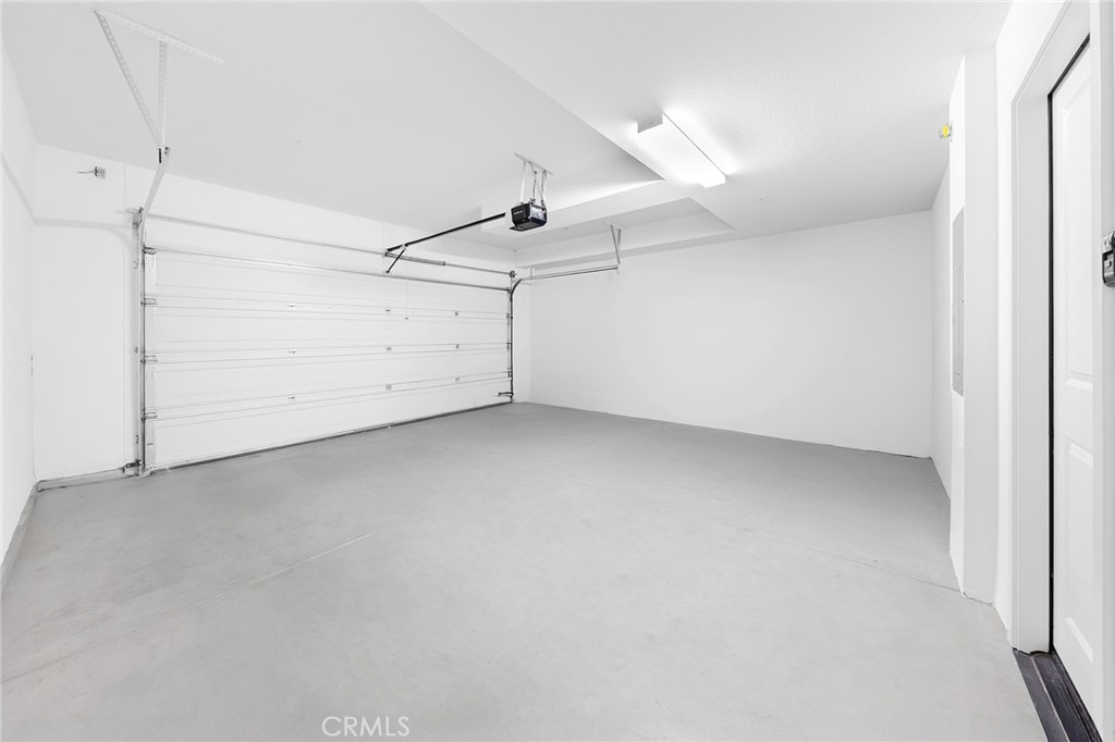https://media.crmls.org/medias/f59ee631-0369-4652-86aa-ca88335c6661.jpg?preset=X-Large