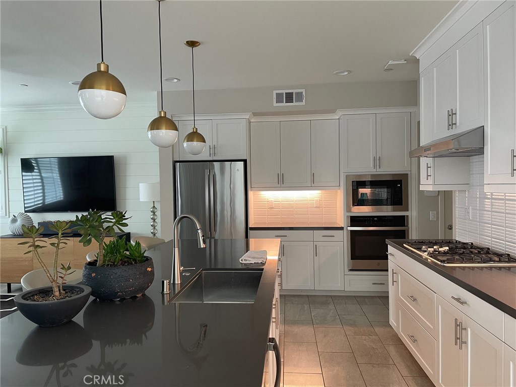 F5a00ee9 7ec6 44c6 B8fc 891b7d134cab