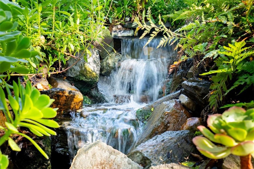 https://media.crmls.org/medias/f5a1b3a4-59b8-4232-a4a2-b030de86921f.jpg?preset=X-Large