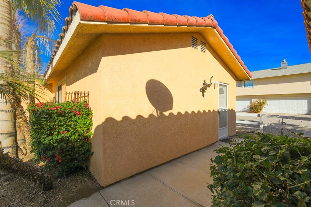 https://media.crmls.org/medias/f5a330eb-2c57-4205-aa4f-258450e5305b.jpg?preset=X-Large