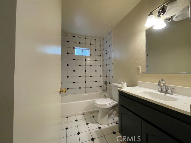 Detail Gallery Image 9 of 13 For 1349 Walnut Ave, Long Beach,  CA 90813 - 2 Beds | 2 Baths