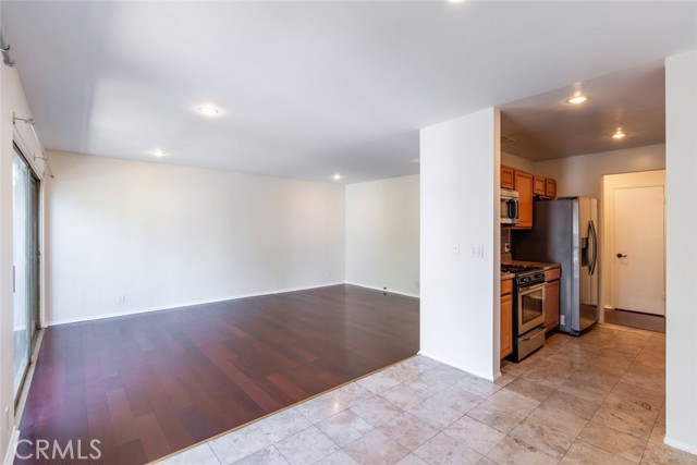 Detail Gallery Image 9 of 26 For 15344 Weddington St #202,  Sherman Oaks,  CA 91411 - 2 Beds | 2 Baths