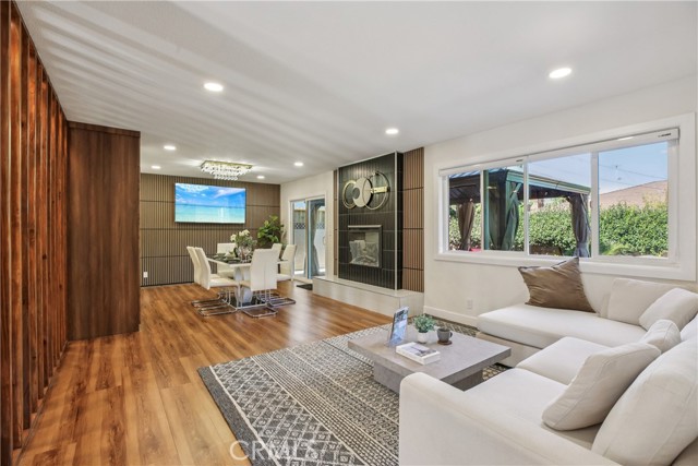 1533 W San Lorenzo Ave, Santa Ana CA: https://media.crmls.org/medias/f5a7c26a-e310-4bef-8966-8478c126d8d2.jpg