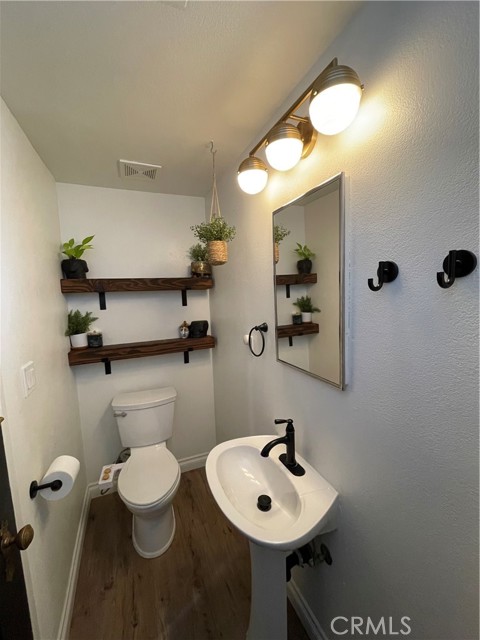 Detail Gallery Image 11 of 26 For 19432 Hartland St, Reseda,  CA 91335 - 3 Beds | 2 Baths