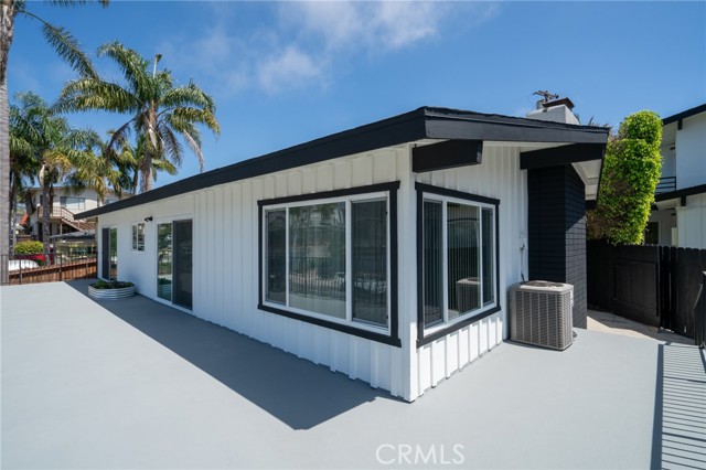 239 Avenida Pelayo, San Clemente CA: https://media.crmls.org/medias/f5aa1c6b-bc61-4aeb-9176-c8b0bded52ef.jpg