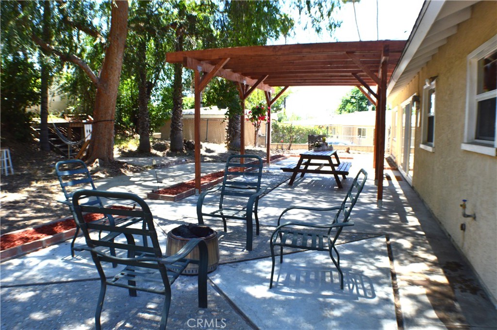 https://media.crmls.org/medias/f5abcdae-9aa3-4620-9824-b40dee3353c0.jpg?preset=X-Large