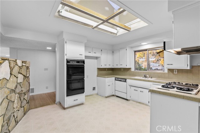 Detail Gallery Image 31 of 63 For 9960 Milburn, Sun Valley,  CA 91352 - 4 Beds | 2 Baths