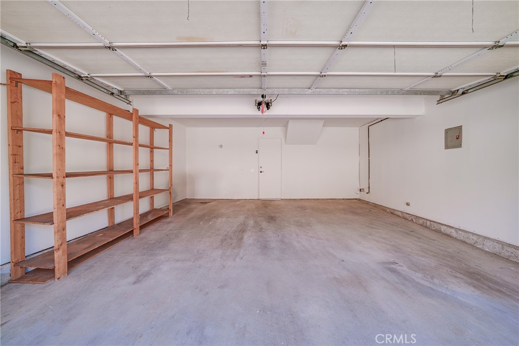 https://media.crmls.org/medias/f5b35d24-11e1-40ca-aaf2-98535d0d14ad.jpg?preset=X-Large