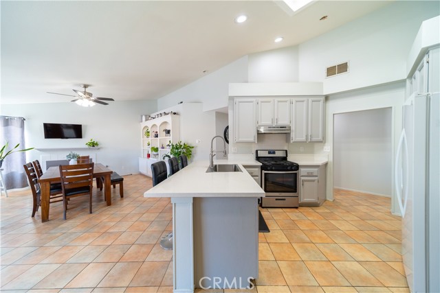 Detail Gallery Image 13 of 37 For 16395 Cuyama Way, Apple Valley,  CA 92307 - 4 Beds | 2/1 Baths