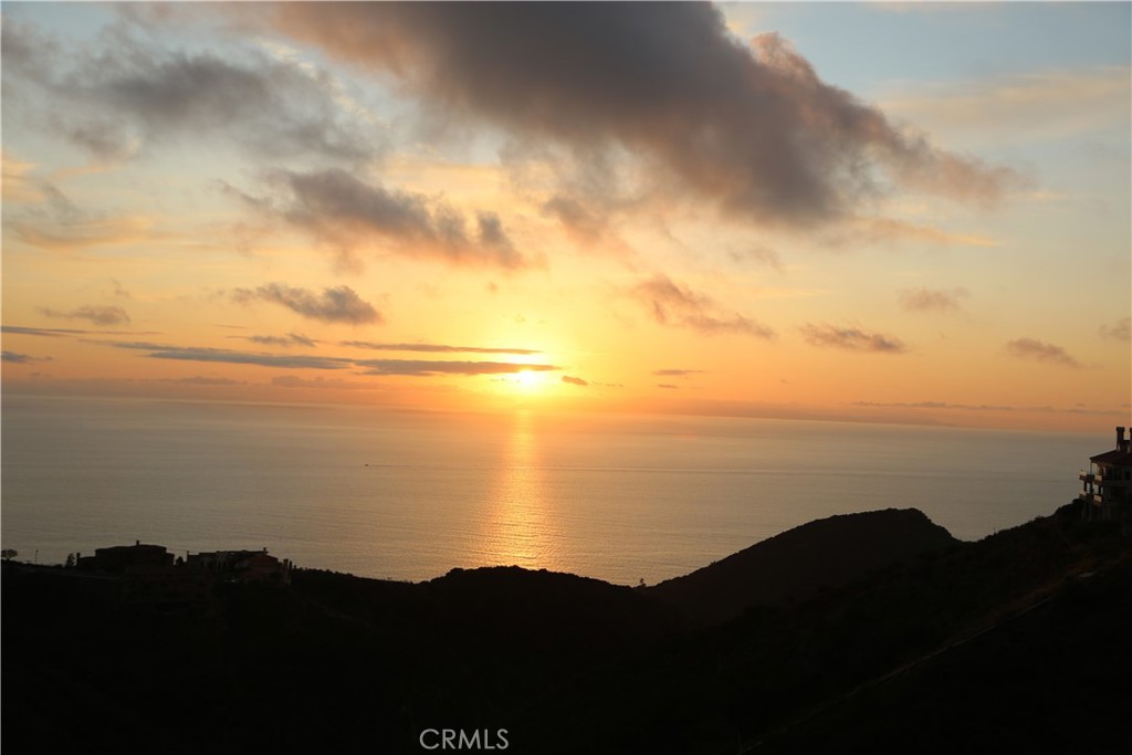 https://media.crmls.org/medias/f5bd26b9-51e0-4b66-bb74-c263a316eb55.jpg?preset=X-Large