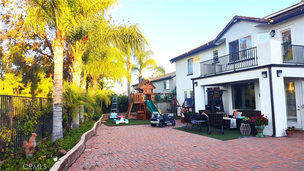 https://media.crmls.org/medias/f5bd28c2-6a32-41dd-884a-4e77ed86a6a0.jpg?preset=X-Large