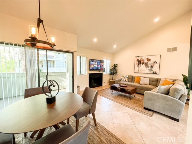 Detail Gallery Image 1 of 1 For 22123 Burbank Bld #5,  Woodland Hills,  CA 91367 - 2 Beds | 1/1 Baths