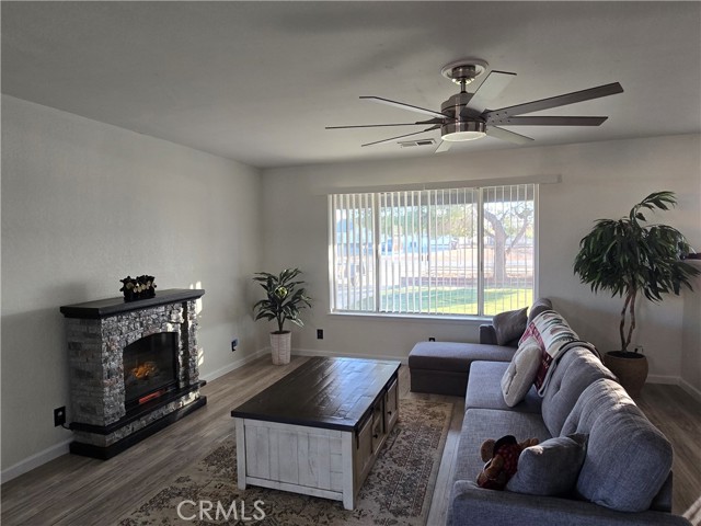 Detail Gallery Image 5 of 11 For 20994 Verde Dr, Apple Valley,  CA 92308 - 3 Beds | 2 Baths