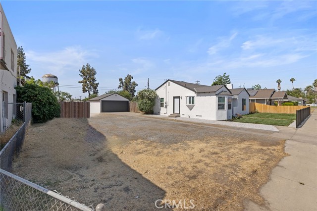 211 E Grangeville Boulevard, Hanford CA: https://media.crmls.org/medias/f5c78272-6e27-44fd-9483-392c140f6bec.jpg