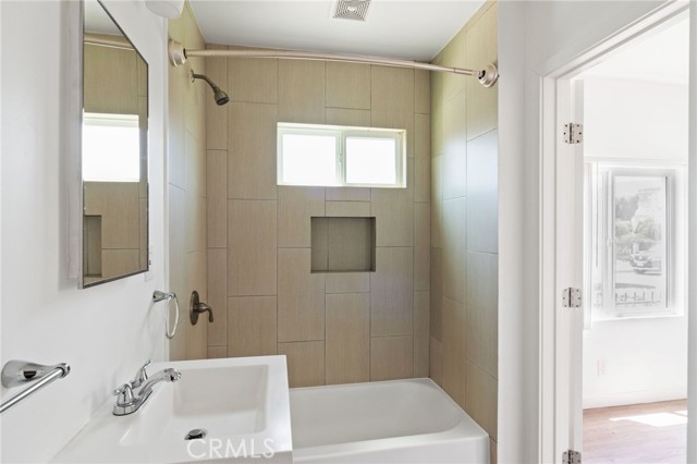 Detail Gallery Image 9 of 11 For 1257 W 38th #1259.5,  Los Angeles,  CA 90037 - 1 Beds | 1 Baths