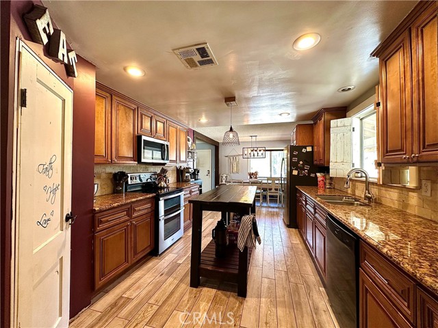 Detail Gallery Image 8 of 34 For 7417 La Vina Trl, Yucca Valley,  CA 92284 - 3 Beds | 2 Baths