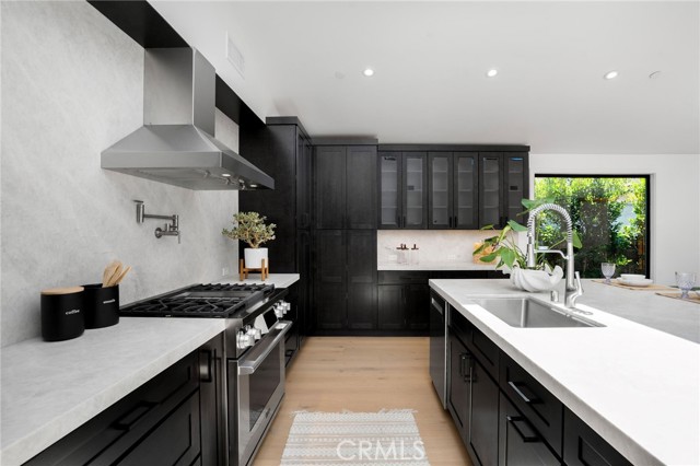 3189 S Bentley Avenue, Los Angeles CA: https://media.crmls.org/medias/f5cbe5bb-63f6-4ae5-80f7-b476f3b6b6e6.jpg