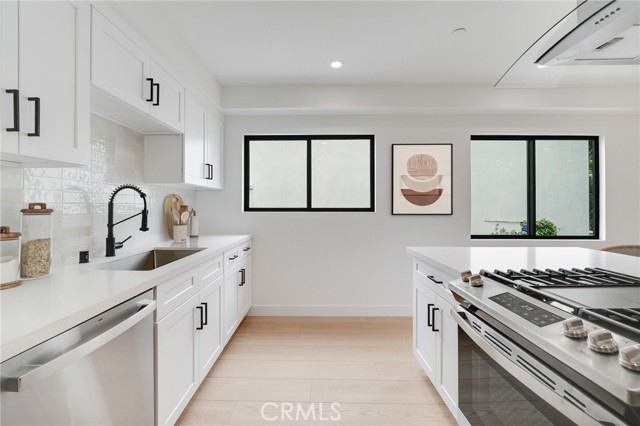 Detail Gallery Image 8 of 13 For 1334 9th St, Santa Monica,  CA 90401 - 3 Beds | 2 Baths