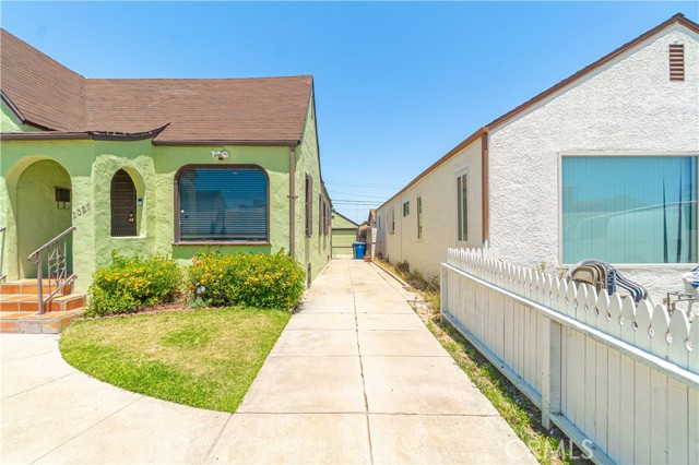 Detail Gallery Image 4 of 24 For 2027 W 70th St, Los Angeles,  CA 90047 - 3 Beds | 2 Baths