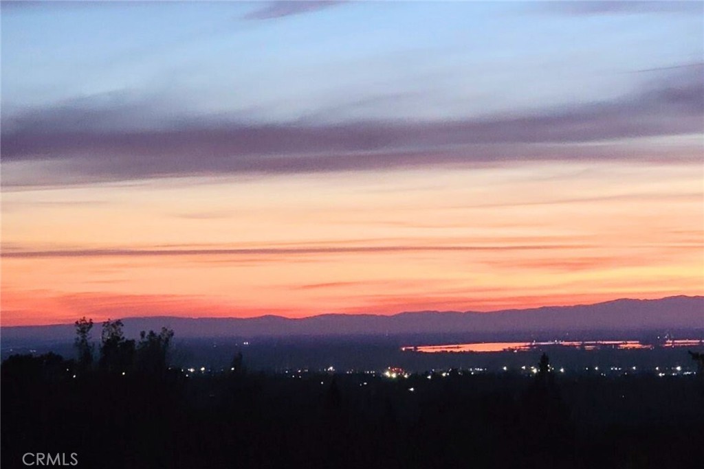 https://media.crmls.org/medias/f5cd19a2-1dc7-4cd6-b614-1ae50176a35b.jpg?preset=X-Large