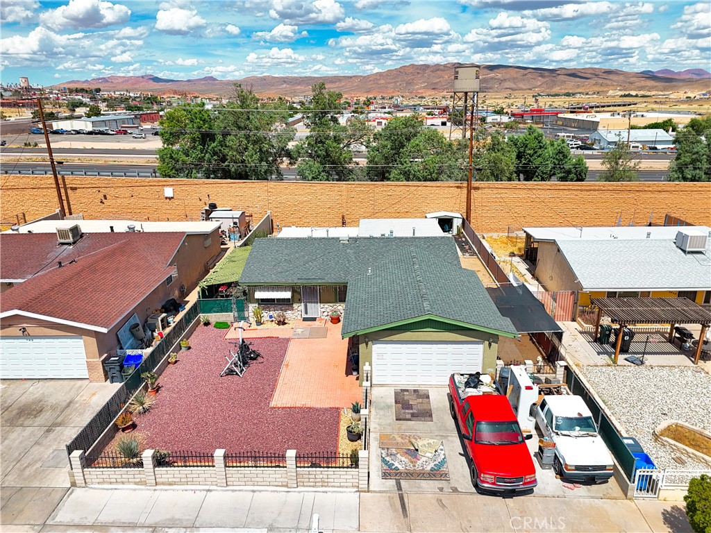 https://media.crmls.org/medias/f5cdb9d0-92ae-4866-a362-d01f195d878d.jpg?preset=X-Large