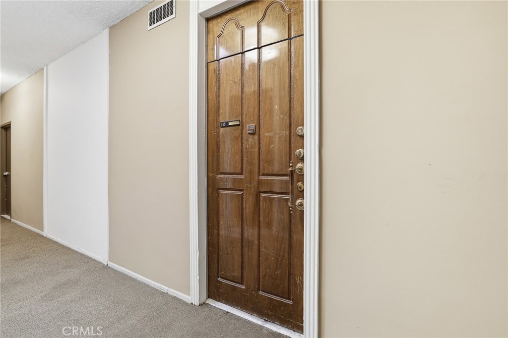 https://media.crmls.org/medias/f5cefd42-f446-4a23-8615-740b48e4e724.jpg?preset=X-Large