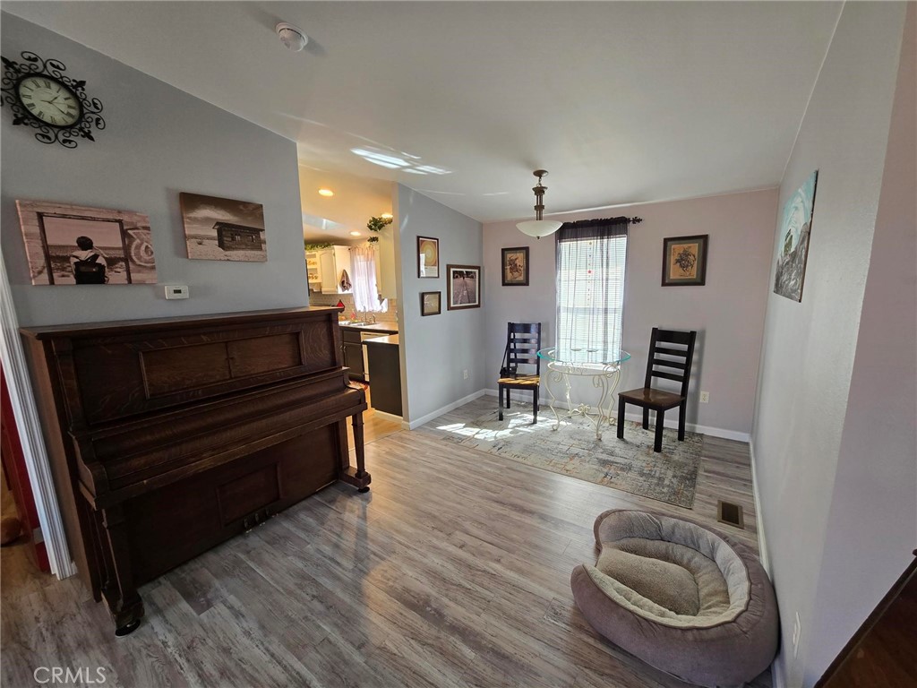 https://media.crmls.org/medias/f5d432b6-b72b-4505-88ae-9a05b46c2ab8.jpg?preset=X-Large