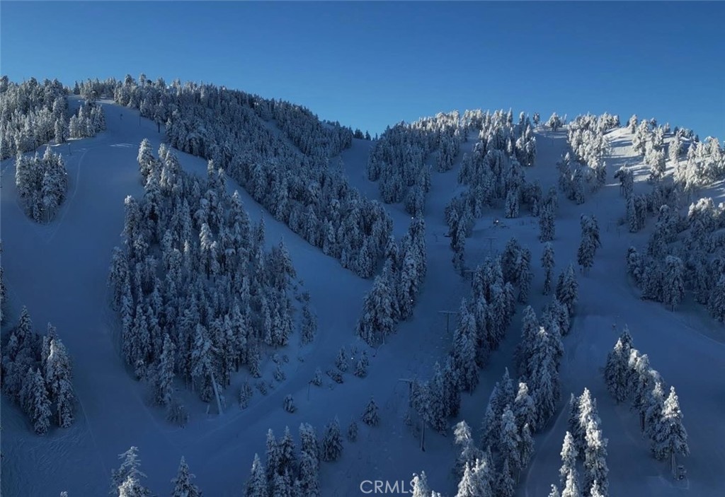 https://media.crmls.org/medias/f5d4fd61-a14f-4e44-bef6-4b6152057865.jpg?preset=X-Large