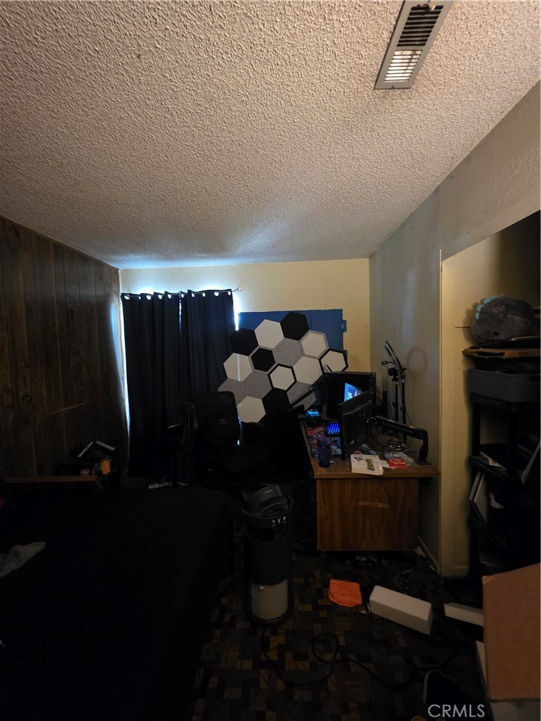 https://media.crmls.org/medias/f5d7b1dd-a71a-4259-9d49-10d4e6373126.jpg?preset=X-Large