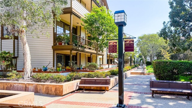 Detail Gallery Image 4 of 59 For 2563 Plaza Del Amo #204,  Torrance,  CA 90503 - 2 Beds | 2 Baths