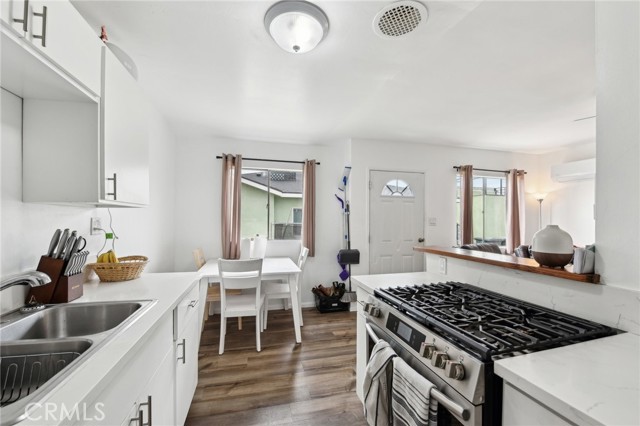 1701 N Oxford Avenue, Pasadena CA: https://media.crmls.org/medias/f5d9f720-916e-41eb-8e3a-4a83e01feb65.jpg