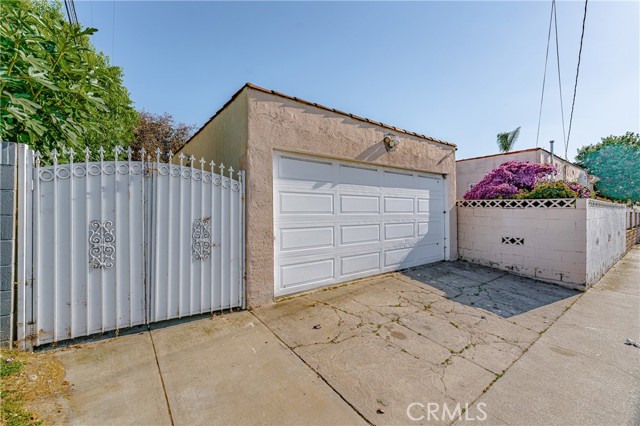 6200 Cimarron Street, Los Angeles, California 90047, 3 Bedrooms Bedrooms, ,2 BathroomsBathrooms,Single Family Residence,For Sale,Cimarron,DW24118390