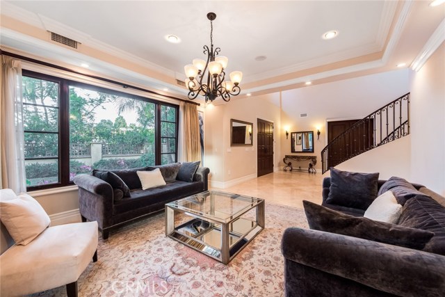 Detail Gallery Image 12 of 52 For 12530 Collins St, Valley Glen,  CA 91607 - 6 Beds | 5/1 Baths