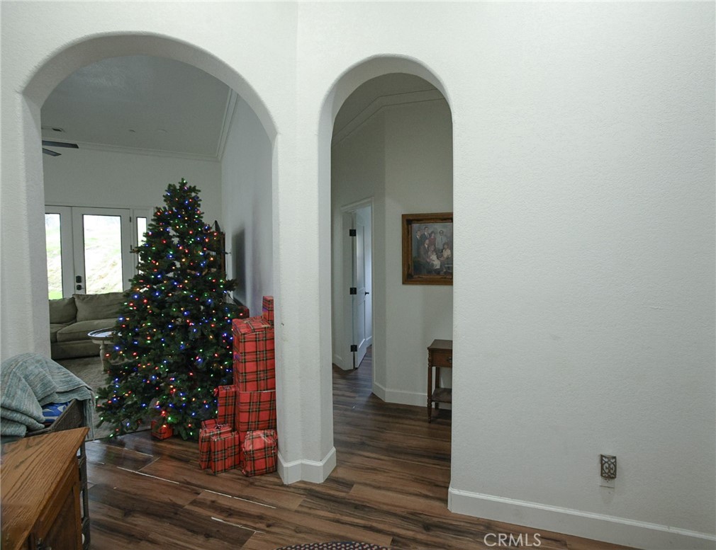 https://media.crmls.org/medias/f5e04de9-ad4a-4e93-9cfc-77aa86947d63.jpg?preset=X-Large