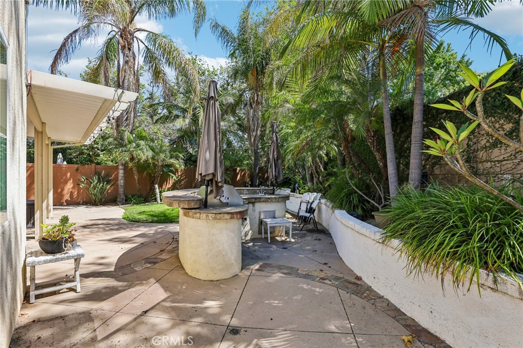 https://media.crmls.org/medias/f5e0e880-0b82-4d16-9e7e-8313fae8e8e3.jpg?preset=X-Large