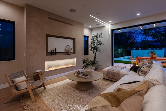 22640 Clarendon Street, Woodland Hills CA: https://media.crmls.org/medias/f5e29c5a-8d96-4baf-9388-f78e51fc23e1.jpg