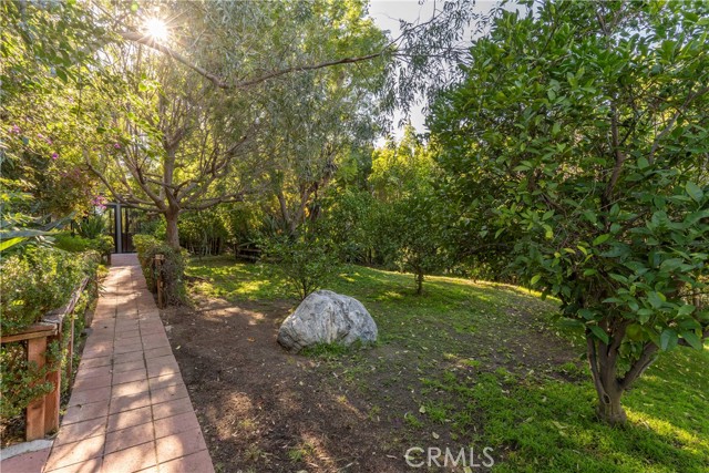 Detail Gallery Image 6 of 37 For 5653 Shirley Ave, Tarzana,  CA 91356 - 3 Beds | 2 Baths